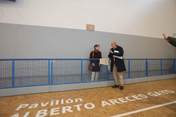 Cristina Puertas acompañada de Rafael Martín Acero tras el descubrimiento de la Placa Conmemorativa (Foto cedida por La Opinión A Coruña)